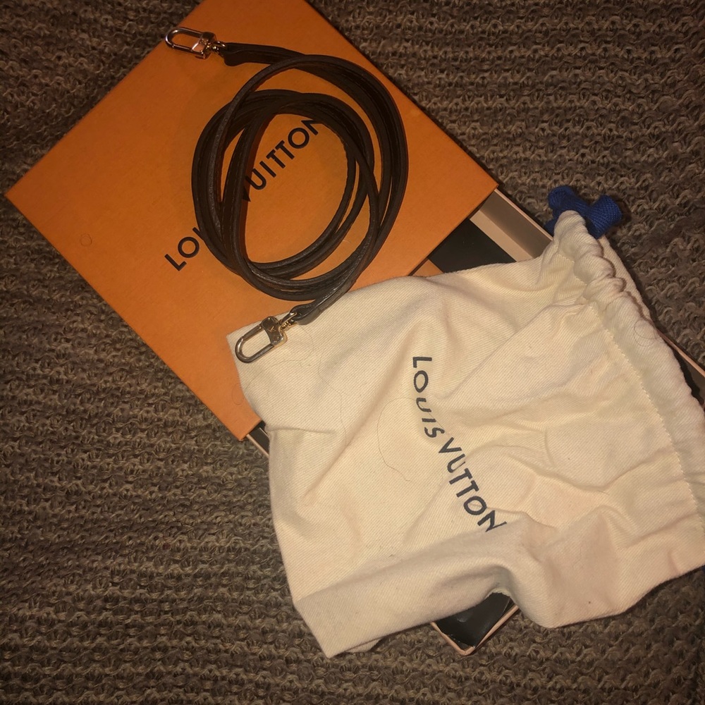 Louis Vuitton pouchette strap w/box